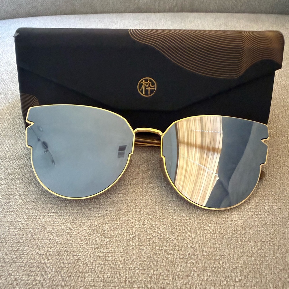 Elegant Gold Frame Sunglasses with Silver Lenses